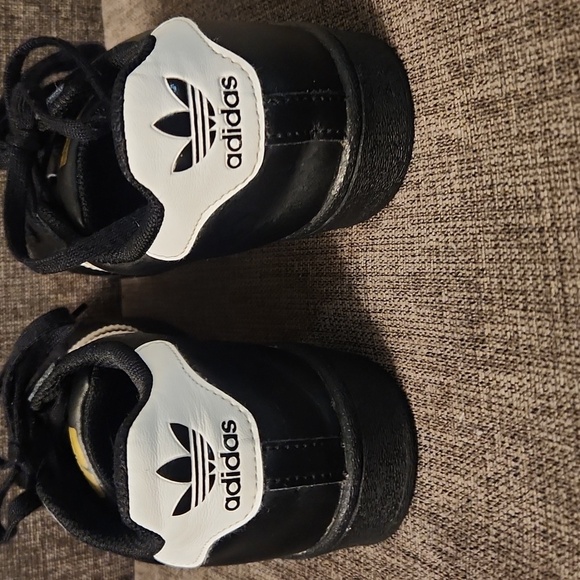 ADIDAS SUPERSTAR KIDS  Black with White Stripes  Size 2 1/2. - Picture 3 of 10